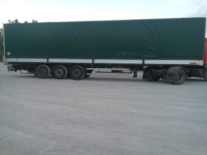 Зеленый тент, предназначенный для перевозки грузов